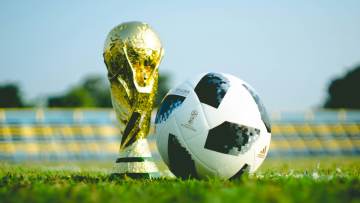 官方：世界杯捂嘴掩饰歧视、抗议判罚擅自离场，均将被直红（配图示意）
